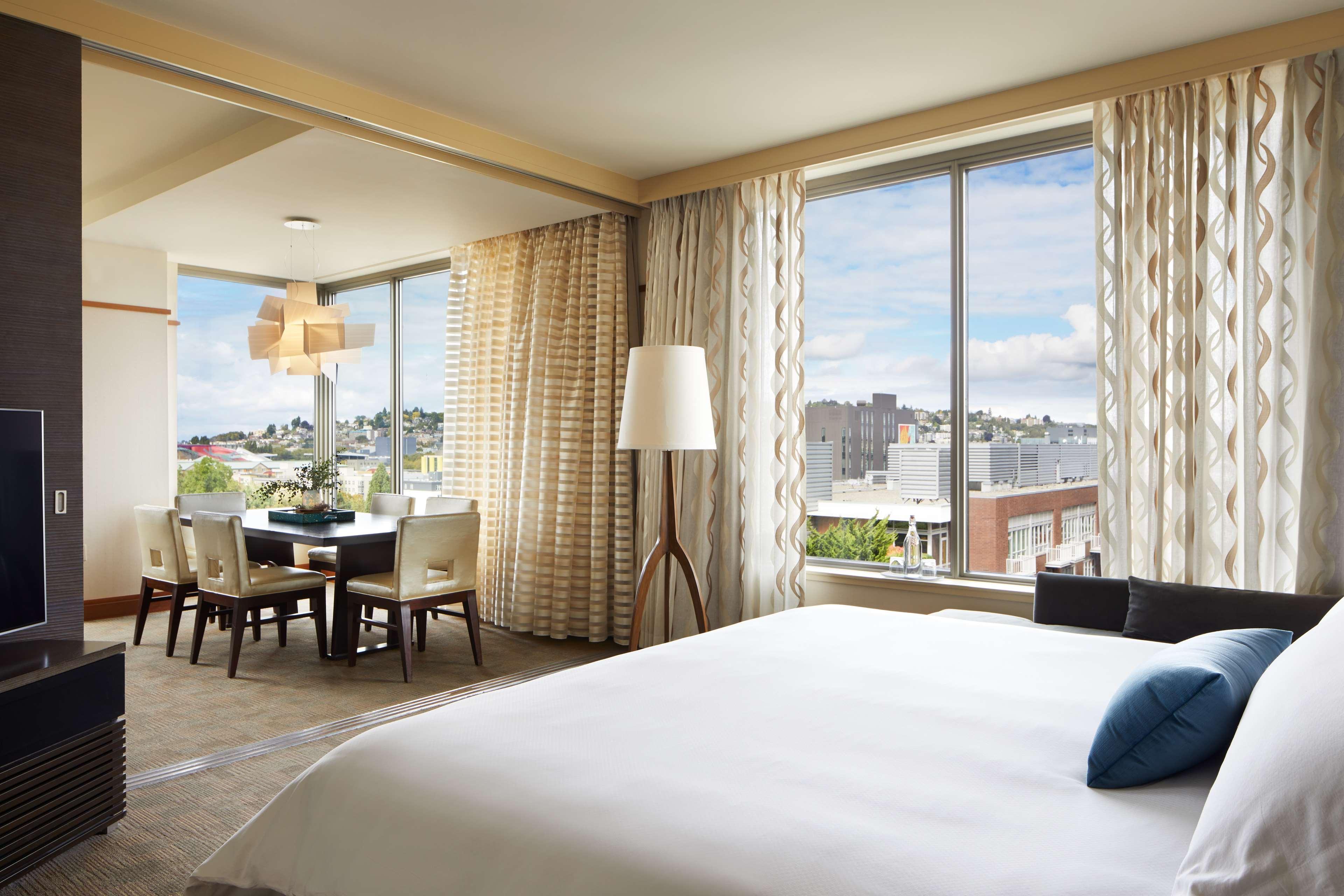 ホテル パン パシフィック シアトル エクステリア 写真 A guest room at the Hotel Commonwealth