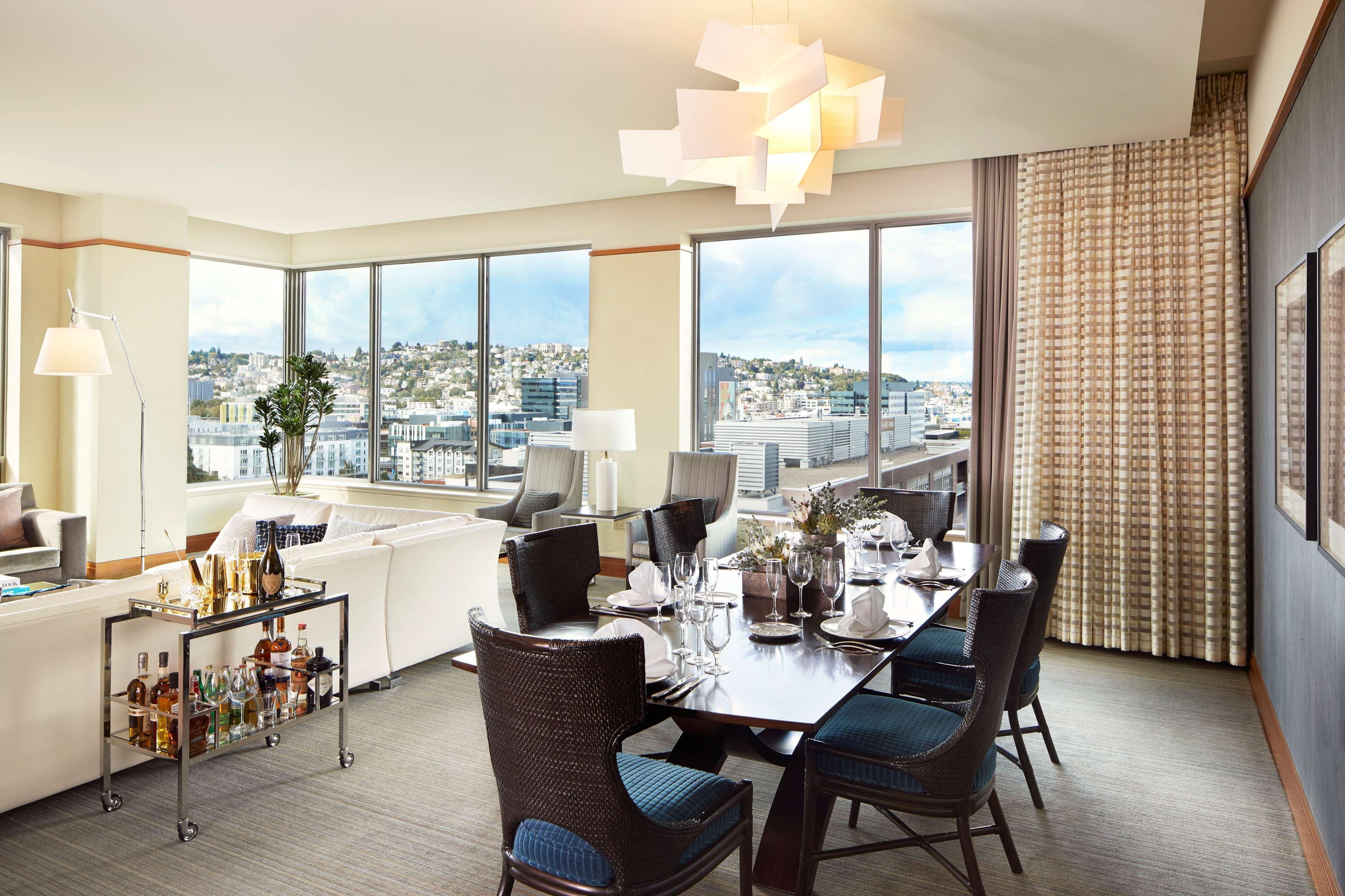 ホテル パン パシフィック シアトル エクステリア 写真 A dining room at the Four Seasons Hotel