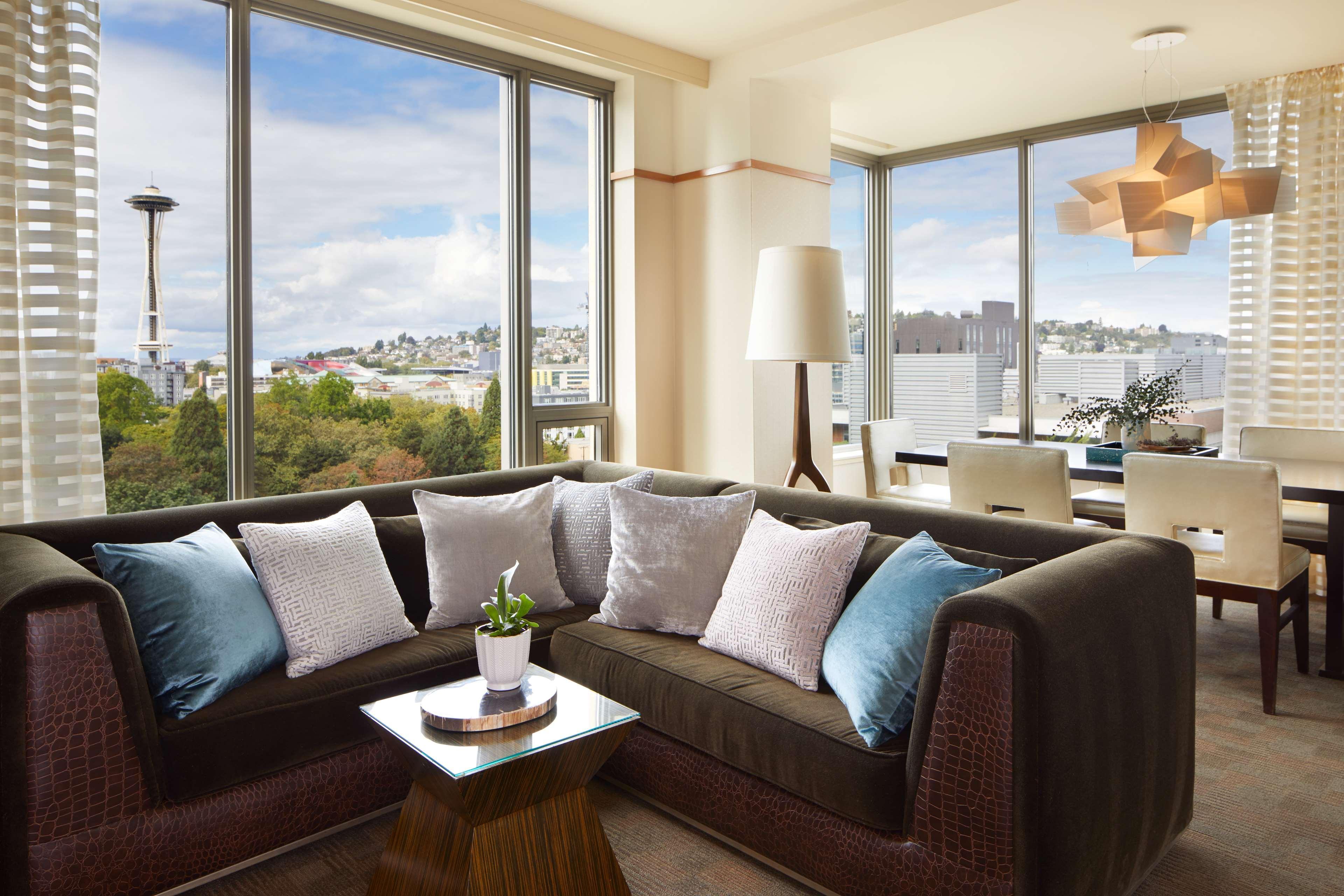 ホテル パン パシフィック シアトル エクステリア 写真 A living room in a typical apartment