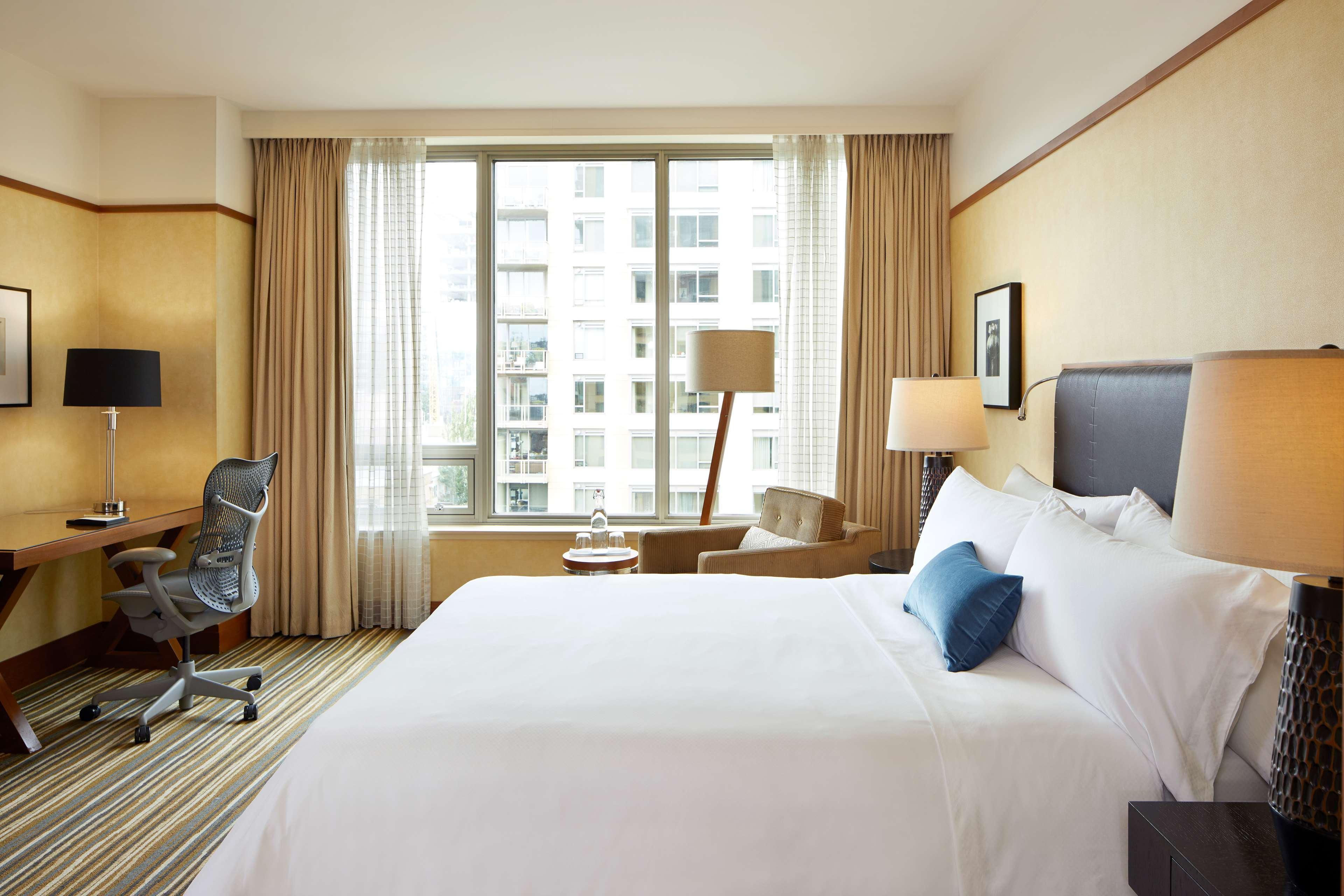 ホテル パン パシフィック シアトル エクステリア 写真 A guest room at the Westin Harbour View