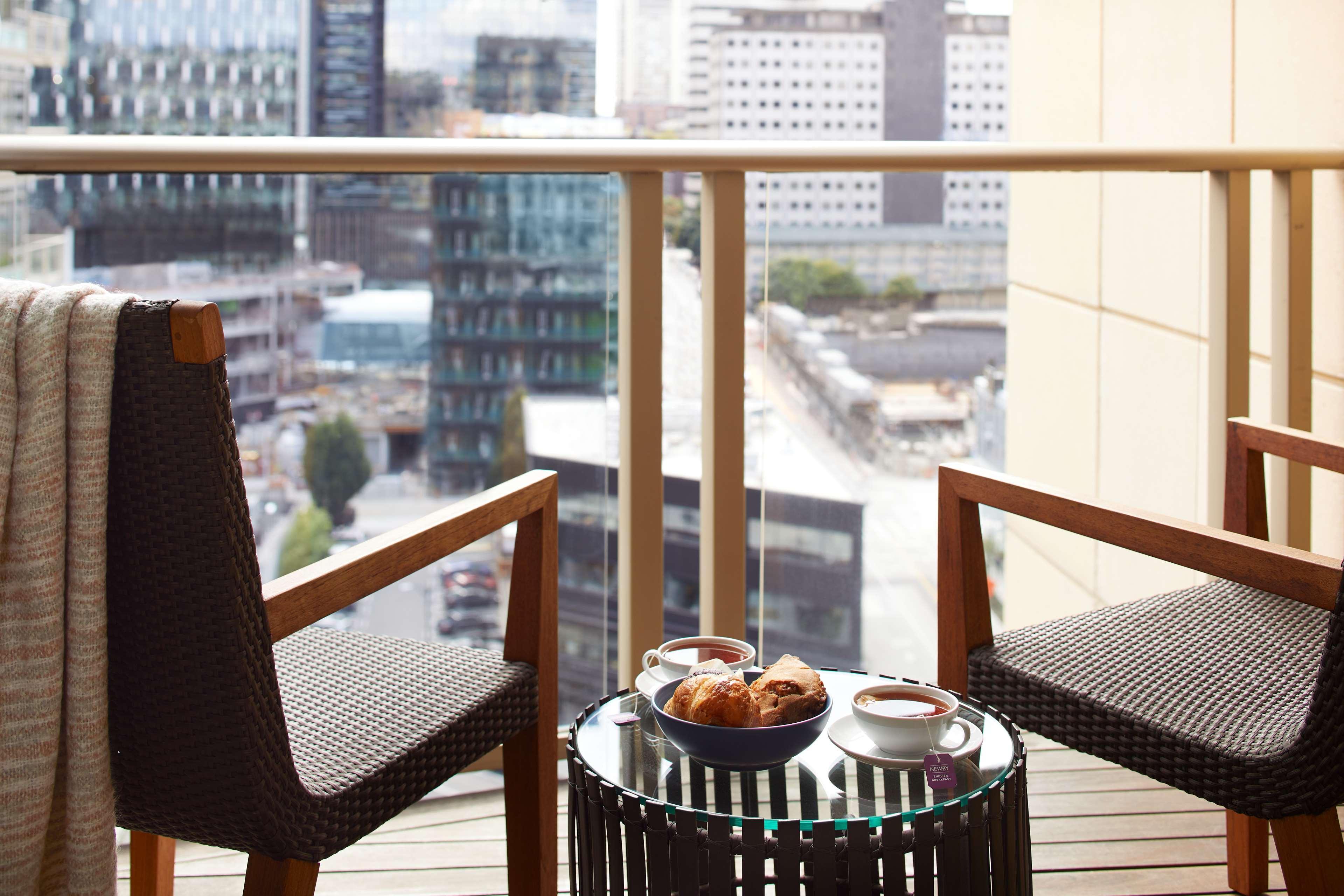 ホテル パン パシフィック シアトル エクステリア 写真 A balcony at the hotel