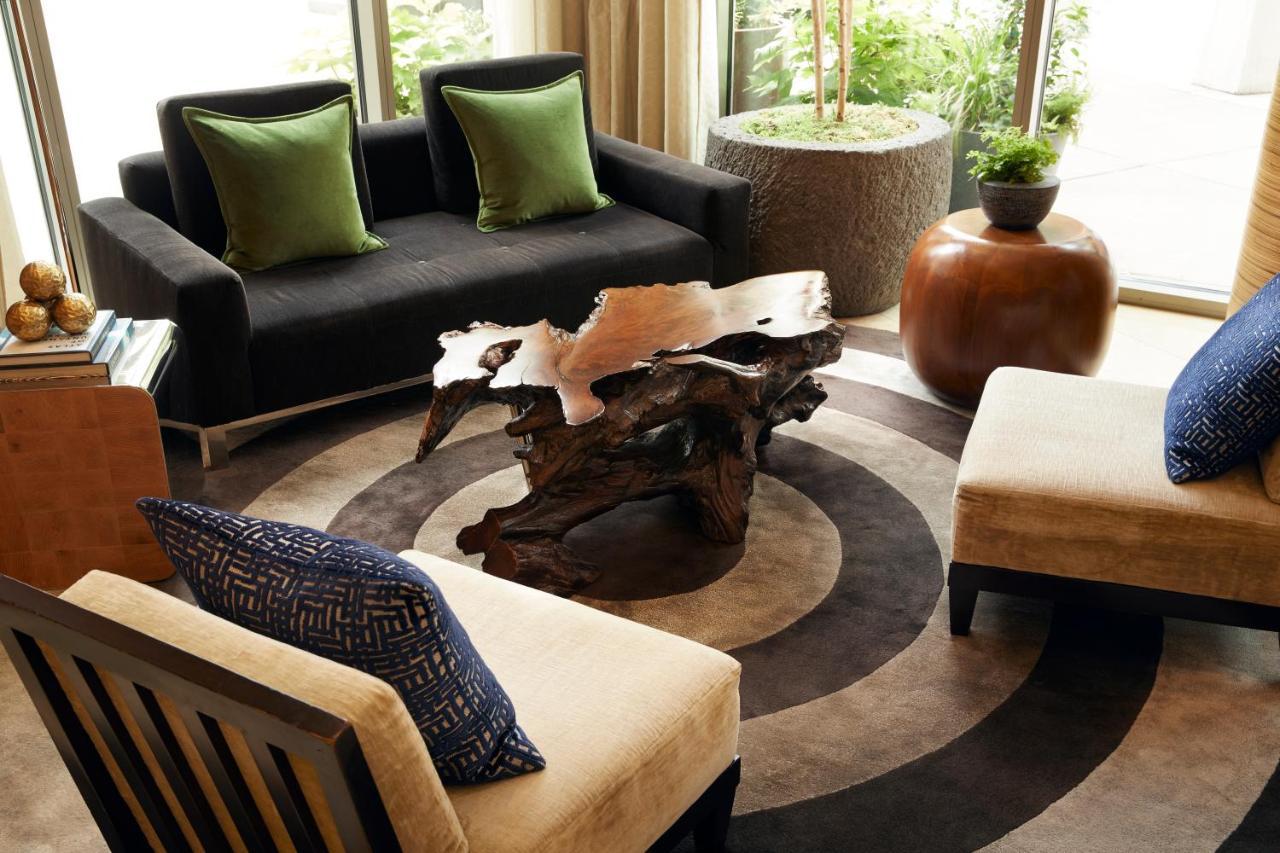 ホテル パン パシフィック シアトル エクステリア 写真 A living room with a carpet