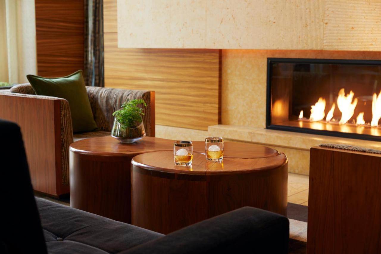 ホテル パン パシフィック シアトル エクステリア 写真 The fireplace at the lobby