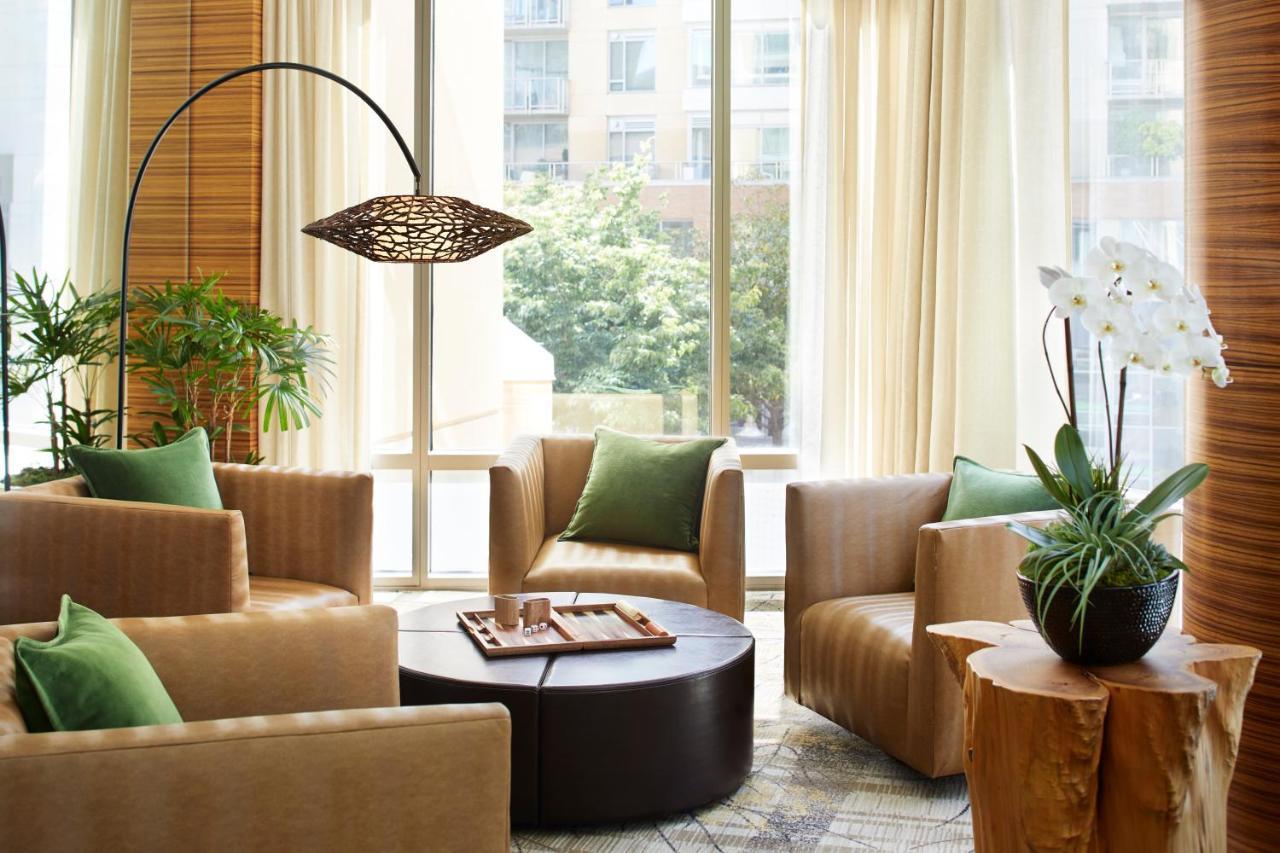 ホテル パン パシフィック シアトル エクステリア 写真 A living room with a floor lamp