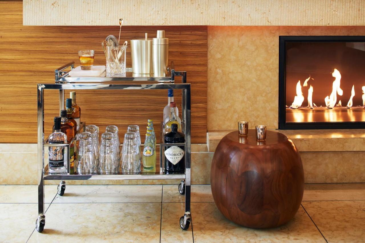 ホテル パン パシフィック シアトル エクステリア 写真 A bar cart