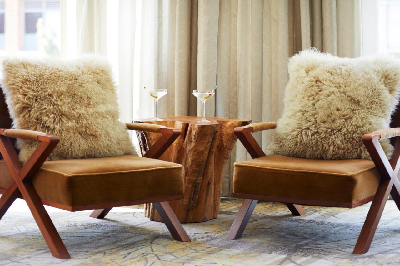 ホテル パン パシフィック シアトル エクステリア 写真 The interior of a suite at The Ivy Hotel