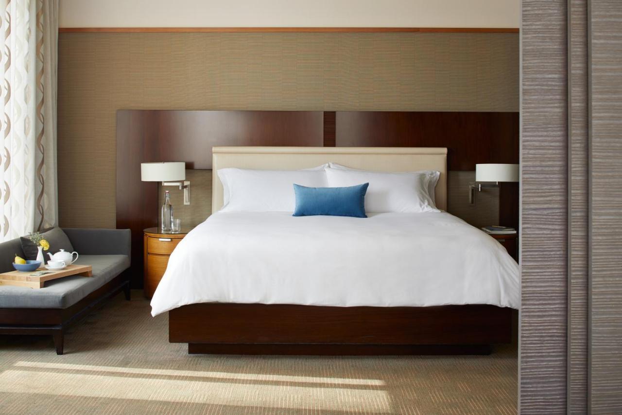 ホテル パン パシフィック シアトル エクステリア 写真 A bedroom at the Westin